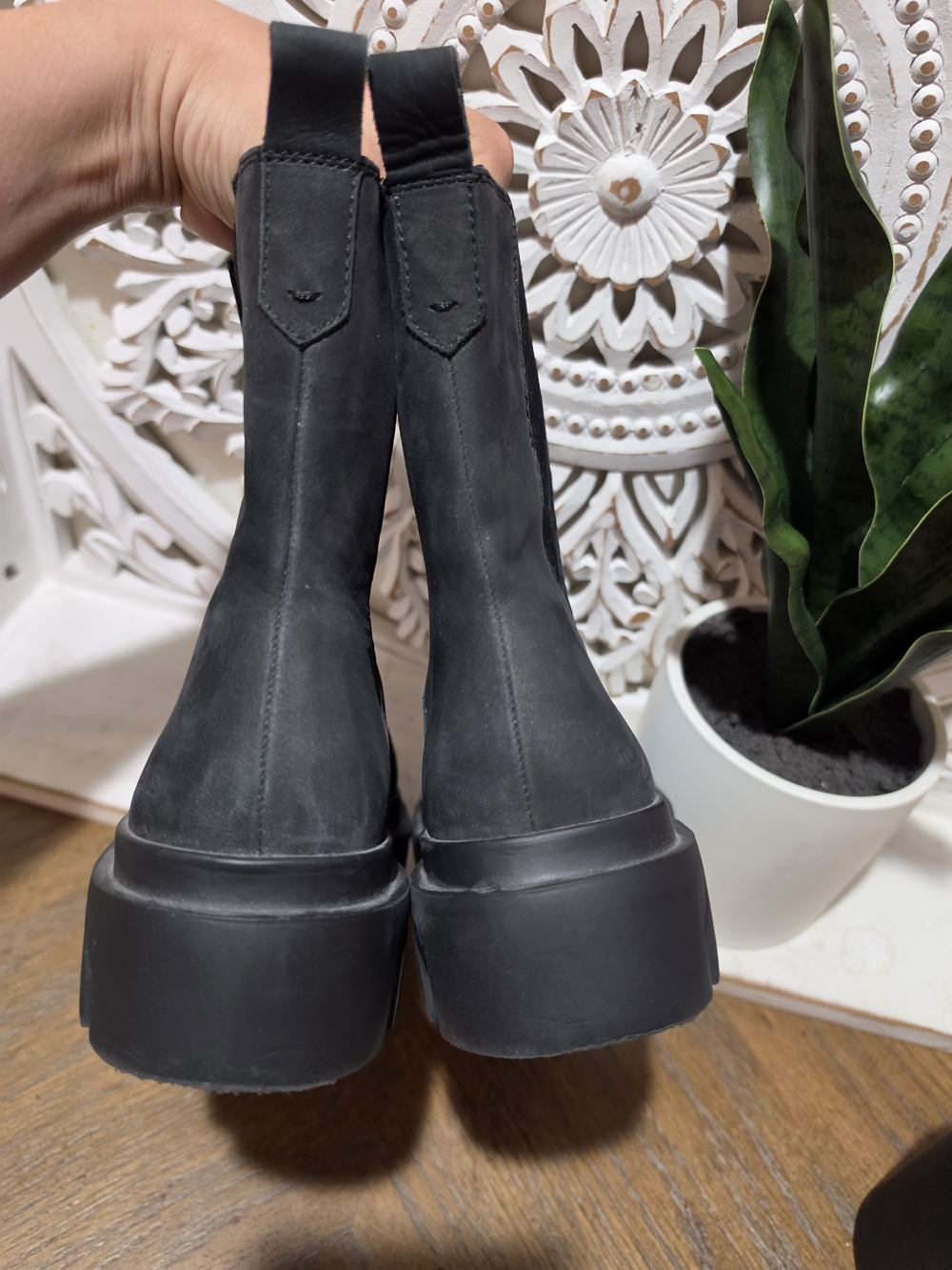 Toms Black Chelsea Lug Sole Boots - Womens Size 7 - Picture 5 of 7